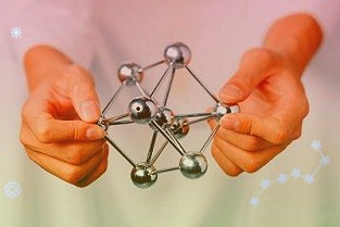 工程师们设想将它们将用于移动应用从自供电的可穿戴设备和传感器到轻型飞机和电动汽车